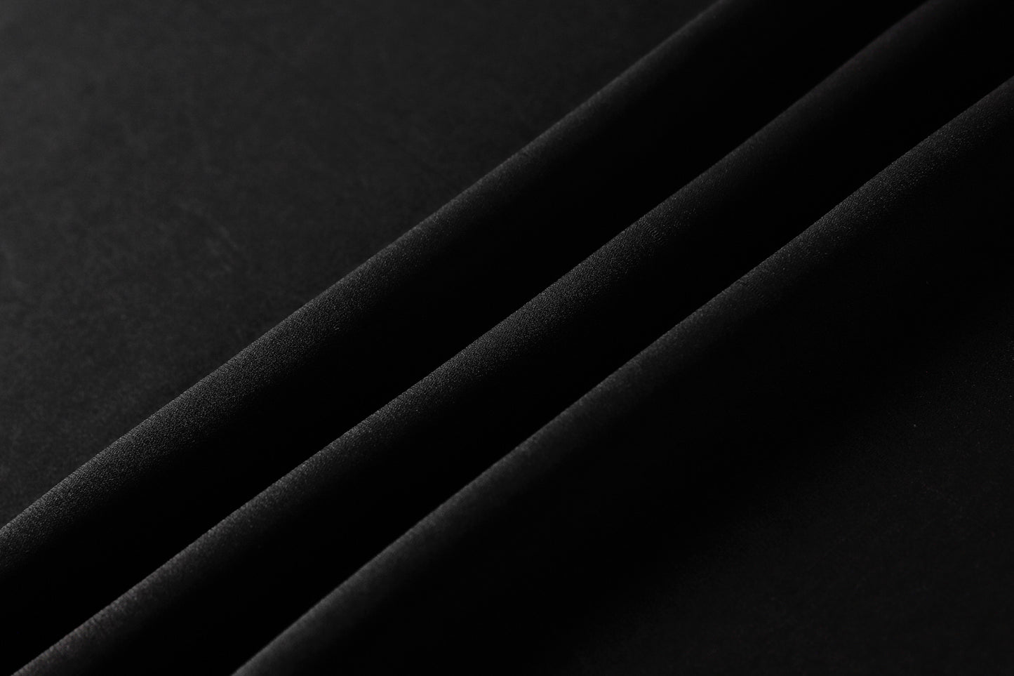 Qamis - Emirati Noir avec broderie poitrine