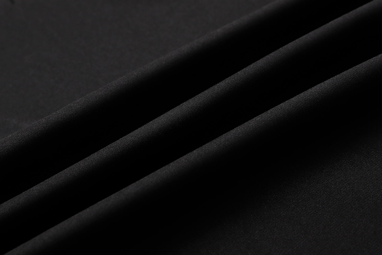 Qamis - Saudí Negro con bordado de corbata