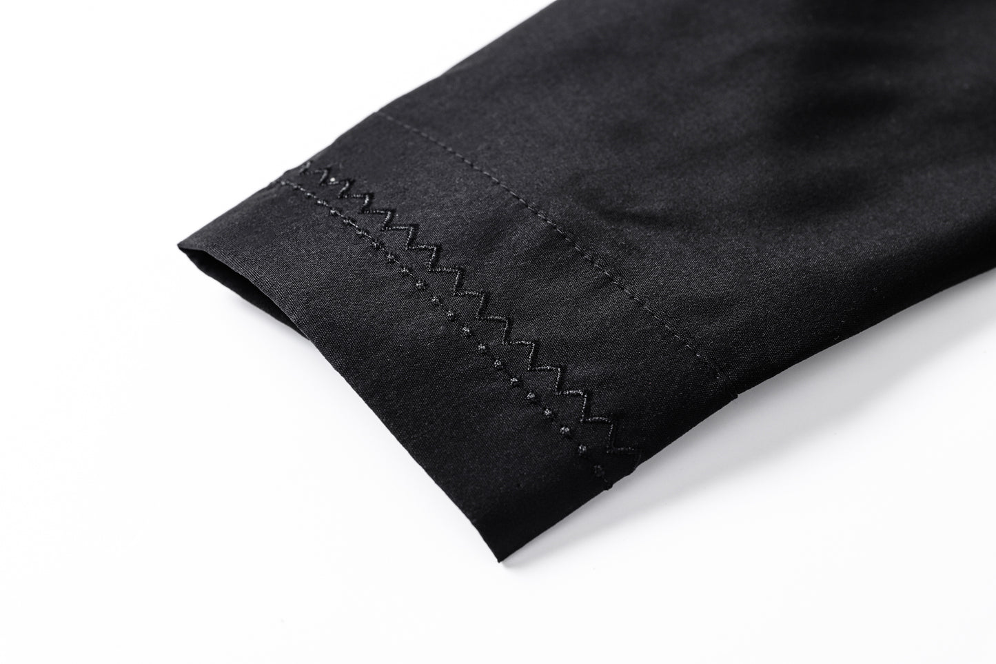 Qamis - Saudí Negro con bordado de corbata