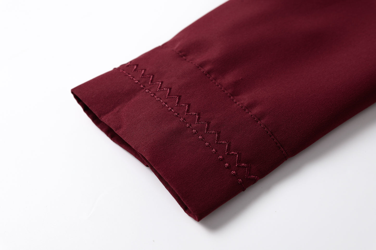 Qamis - Saudí Burdeos con bordado de corbata