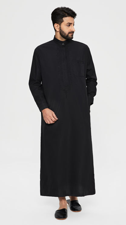 Qamis - Saudí Negro con bordado de corbata