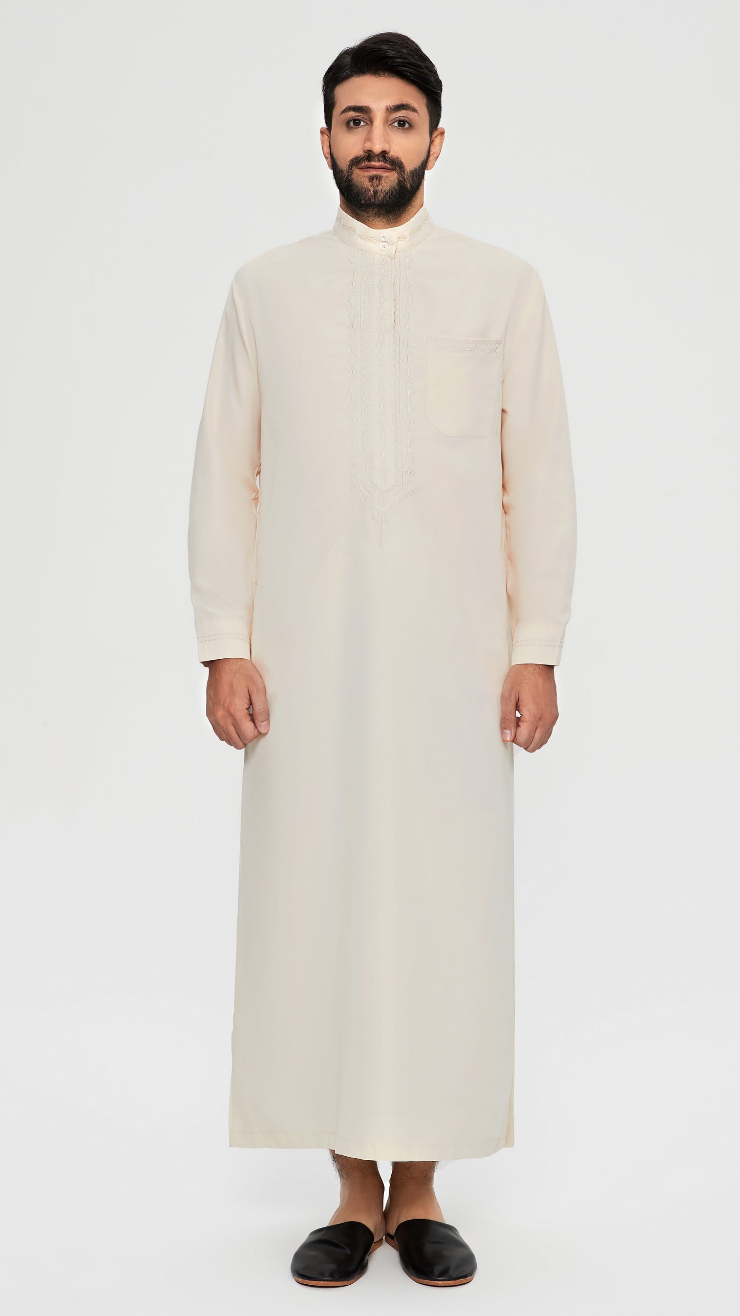 Qamis - Saudi Tan med slipsbroderi