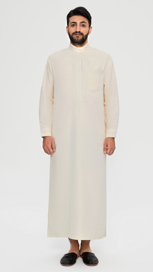 Qamis - Saudi Tan med slipsbroderi