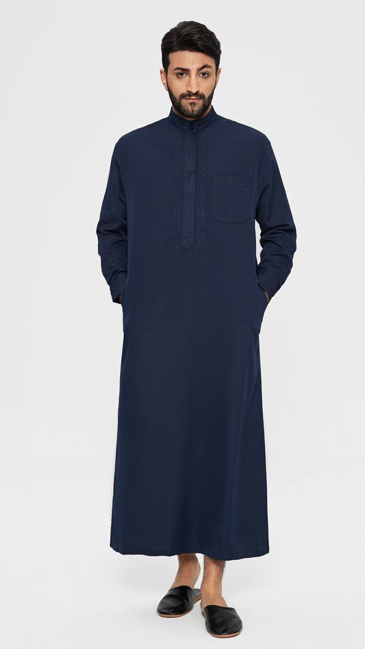 Qamis - Saudi Marineblau mit Krawattenstickerei.