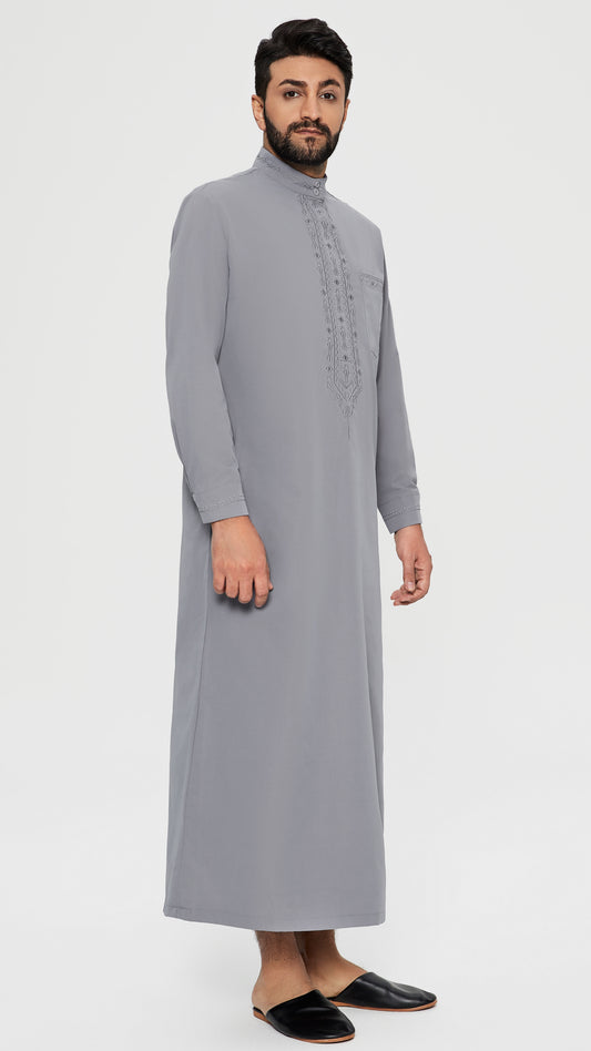Qamis - Saudi Grå med slipsbroderi 