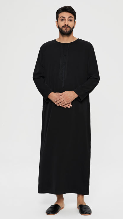 Qamis - Saudí Negro con bordado de corbata