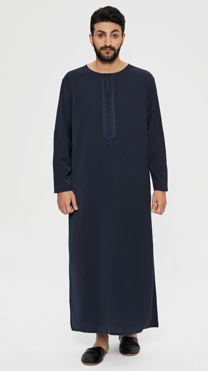 Qamis - Saudí Azul Marino con bordado de corbata