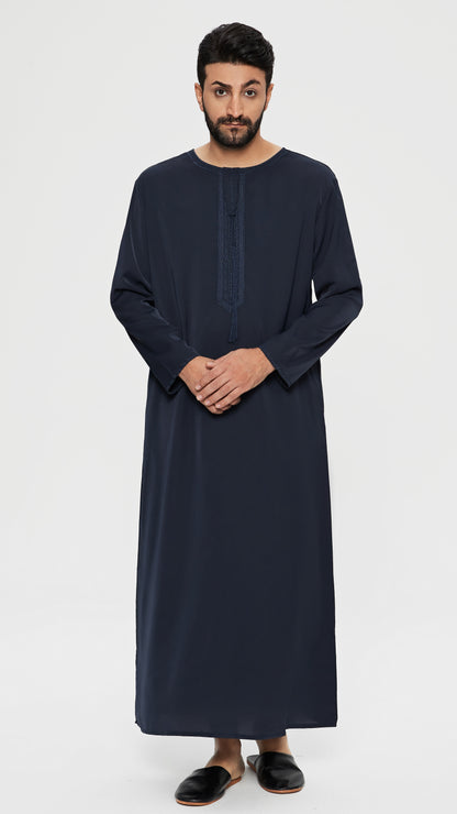 Qamis - Saudí Azul Marino con bordado de corbata