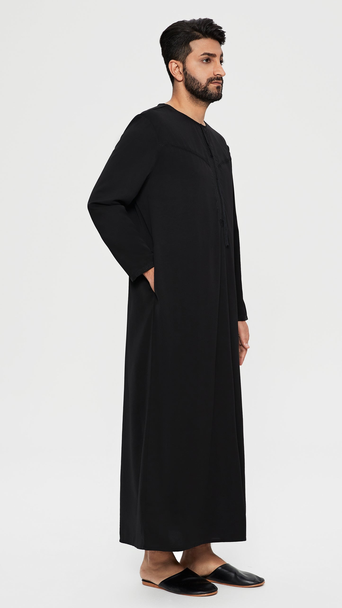 Qamis - Emiratí Negro con bordado en el pecho