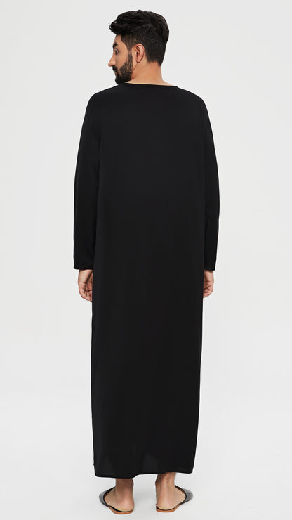 Qamis - Emiratí Negro con bordado en el pecho