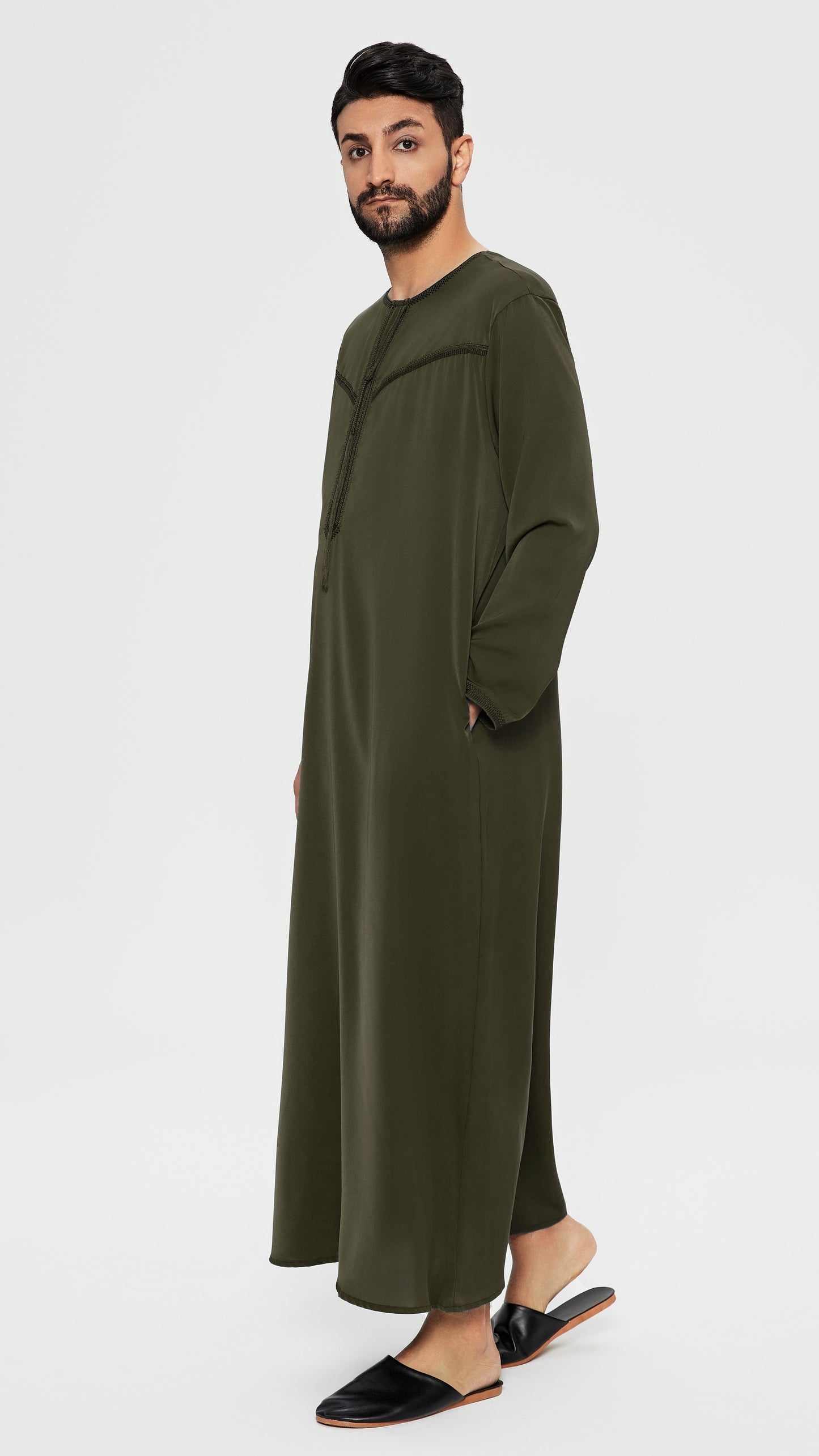 Qamis - Emirati Khaki mit Bruststickerei