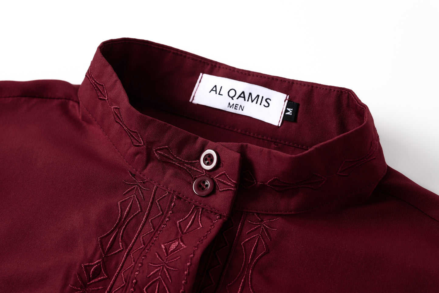 Qamis - Saudi Burgund mit Krawattenstickerei.
