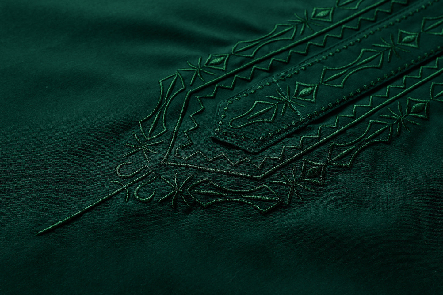 Qamis - Saudi Grün mit Krawattenstickerei.