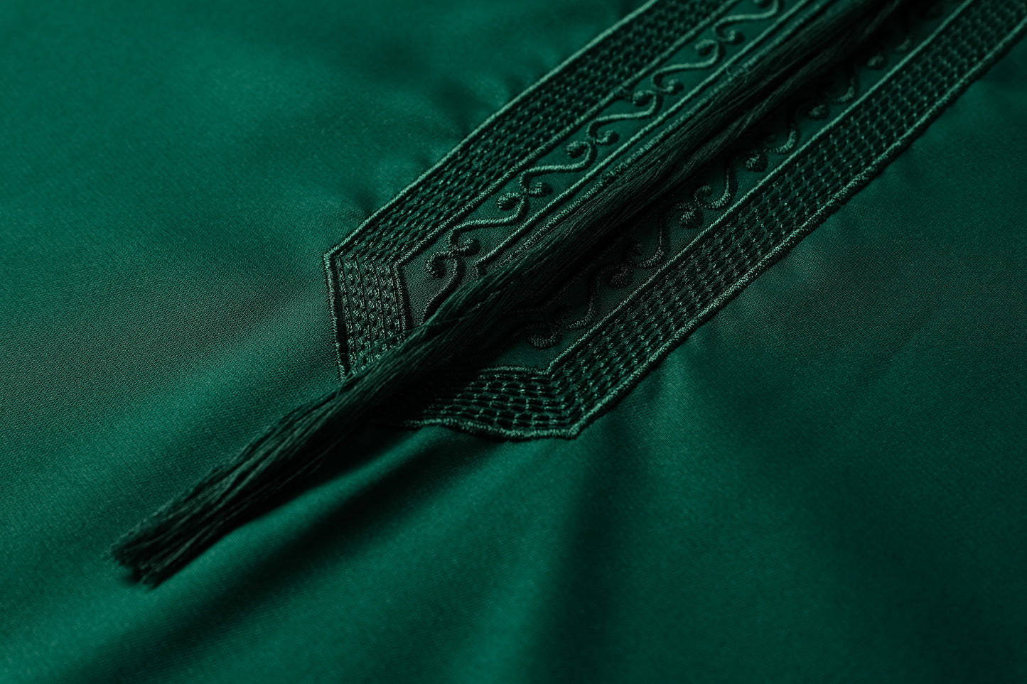Qamis Emirati Verde con ricamo a cravatta